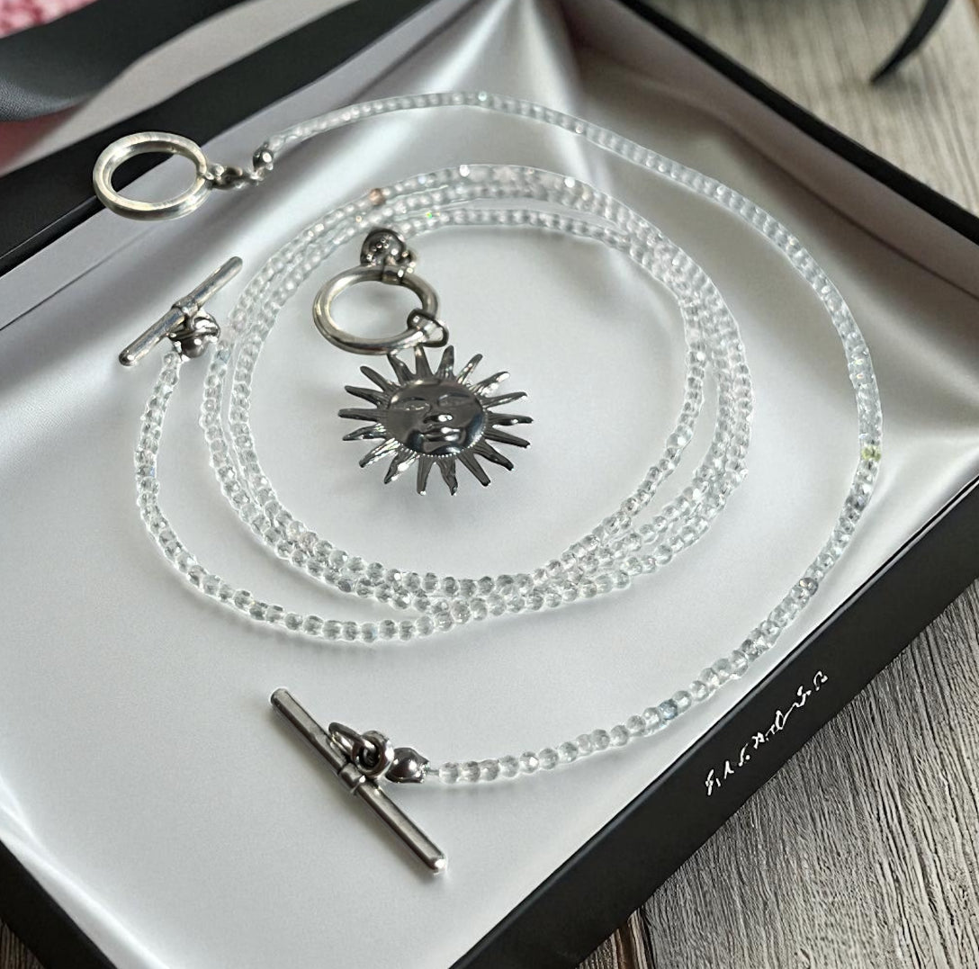 Set Slnečné spojenie – náhrdelník a náramok s príveskom Slnka a Mesiaca z chirurgickej ocele, priesvitné korálky Harakka Jewls