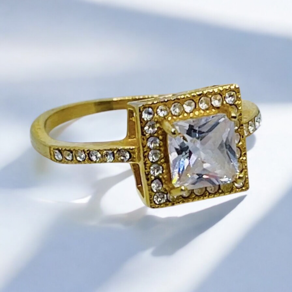 Zlatý prsteň z chirurgickej ocele s výrazným zirkónom a kamienkami prsteň Cubic Bridal P11