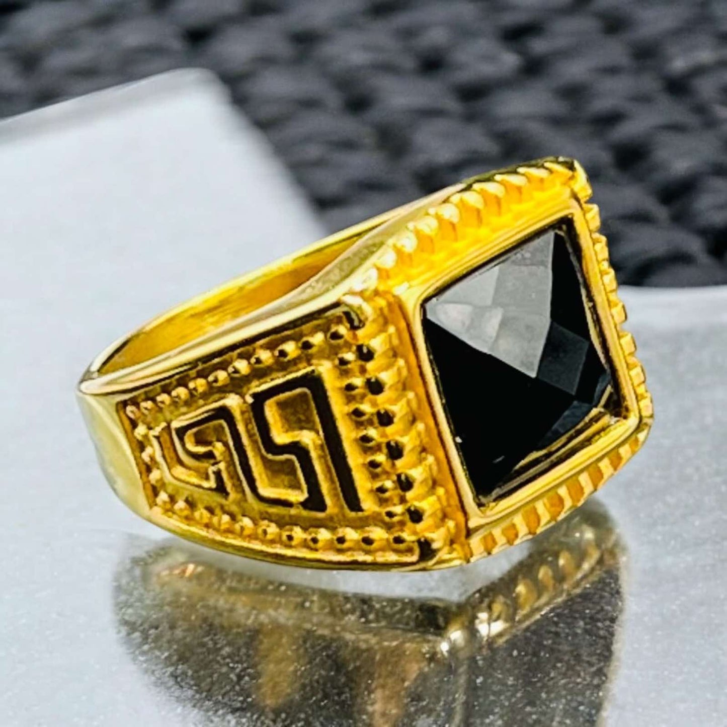 Oko Havrana – prsteň z chirurgickej ocele s čiernym kameňom HP1 – Harakka Jewls