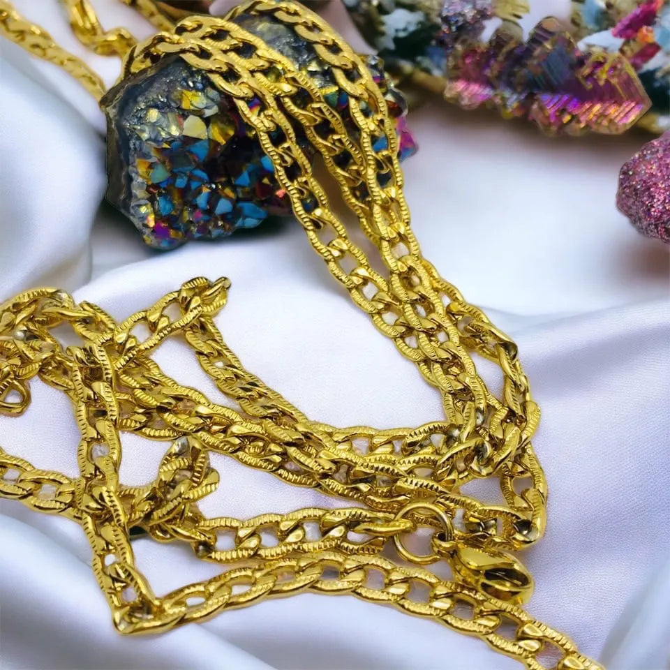 Zlatý set Romana – elegantný vrúbkovaný náramok a retiazka z chirurgickej ocele, talizman krásy, sofistikovanosti a nadčasovej elegancie