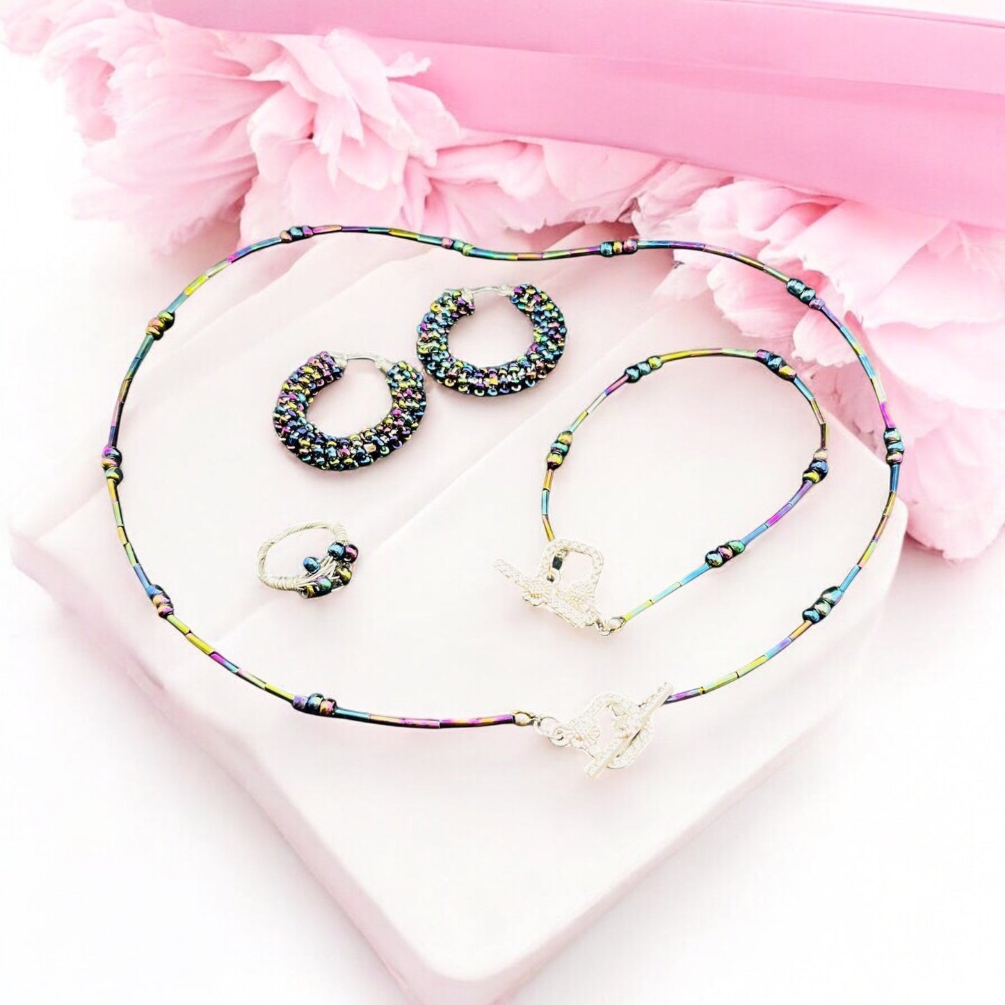 Set Tieň Mokoše – strieborný náhrdelník, náramok, prsteň a náušnice s čiernomodrými pokovovanými korálikmi, mystický talizman bohyne Mokoš pre ochranu, múdrosť a silu ticha