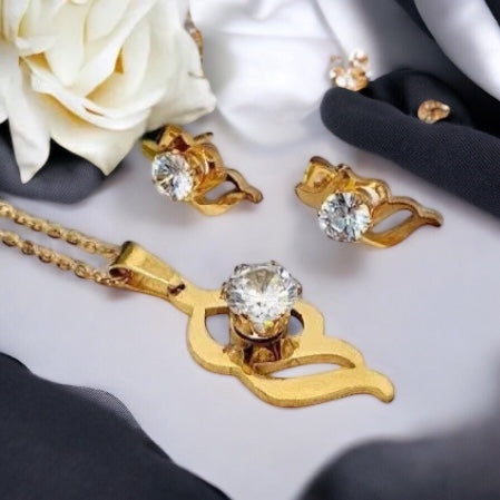 Set Iskra Luny – zlatý prívesok a náušnice s čírym krištáľom, symbol čistoty, svetla a ženskej sily – Harakka Jewls