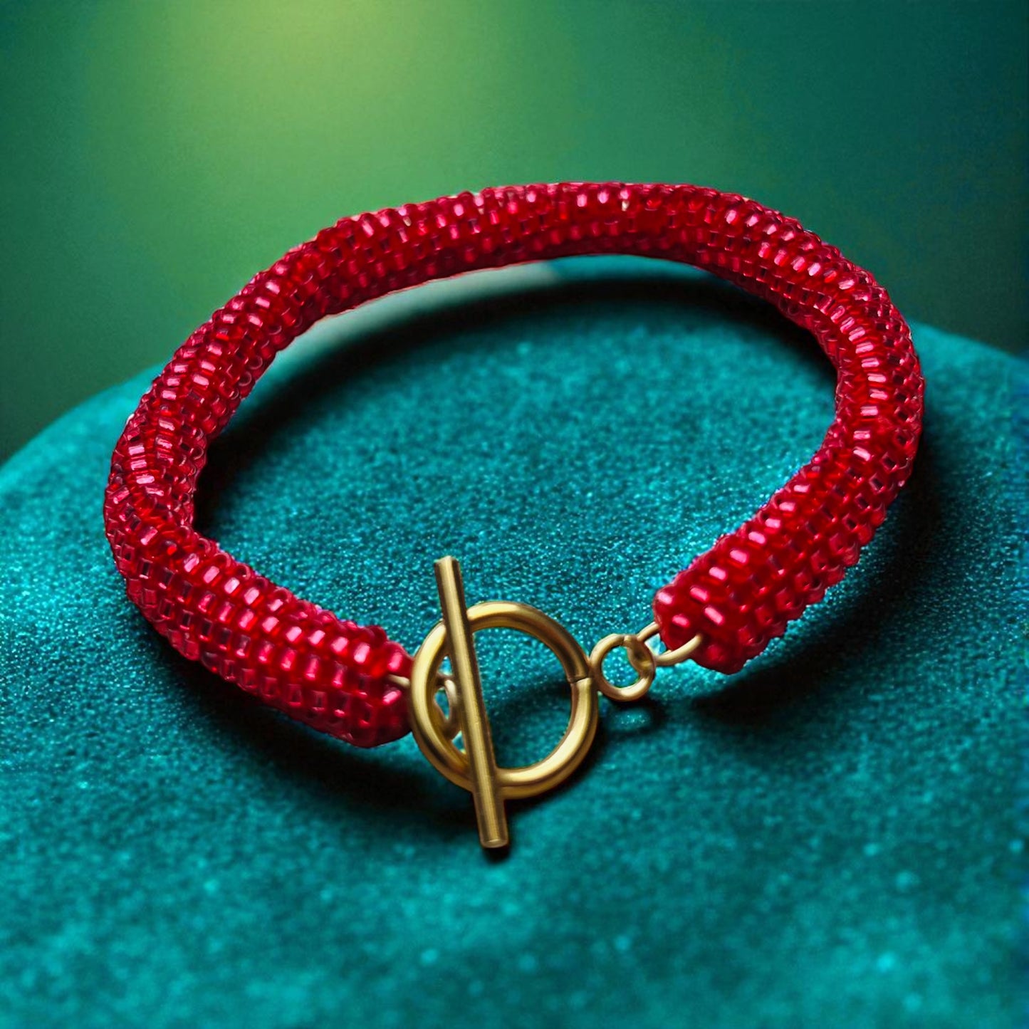 Náramok Oheň srdca – ručne šitý červený náramok so zlatým zapínaním | Harakka Jewls