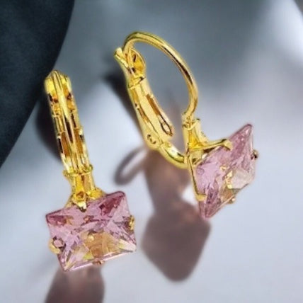 Náušnice s Ružovým Zirkónom – Jemná Elegancia v Zlatom Prevedení náušnice Ross Pink v zlatom prevedení 1001687
