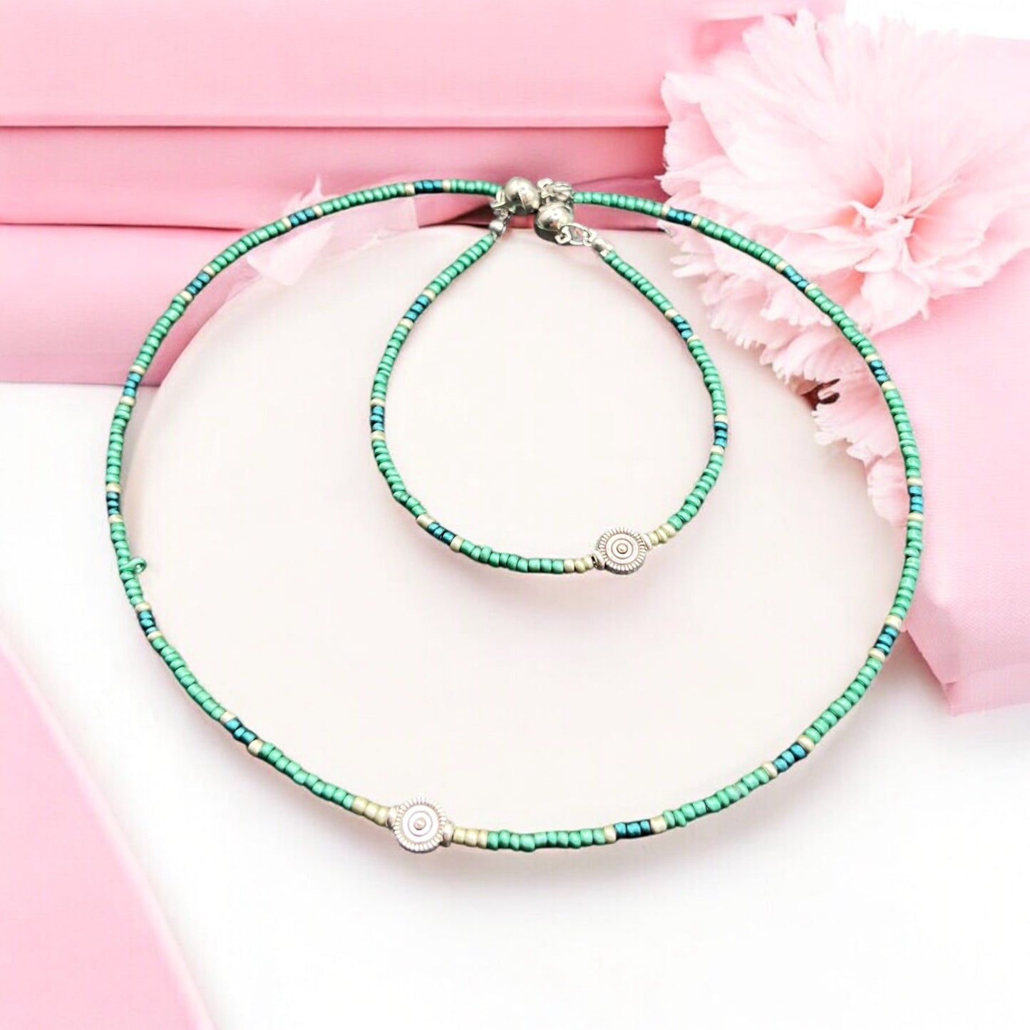 Set Svetlonoška – náramok a náhrdelník z jemných korálikov so striebornou ozdobou R1