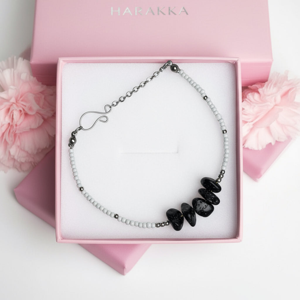 Náramok z modrého pieskovca s bielymi korálikmi – Harakka Jewls