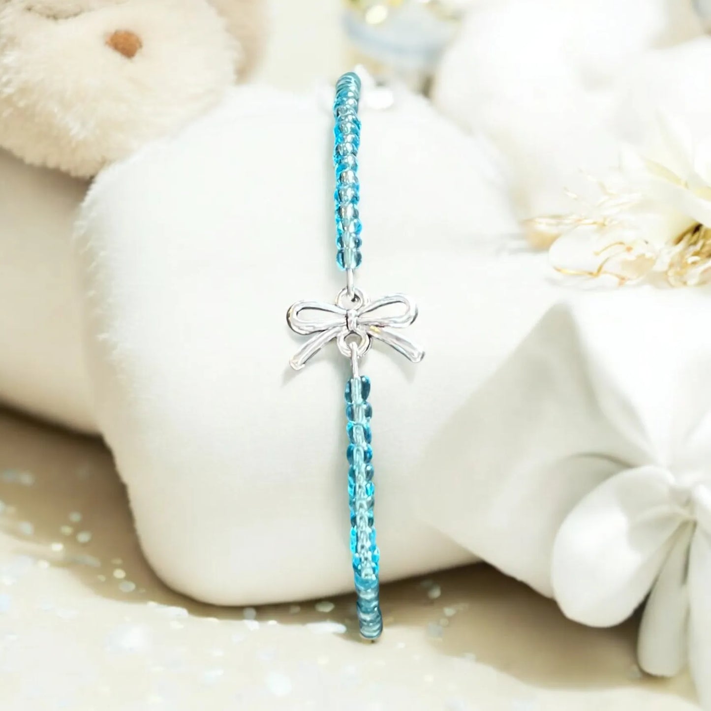 jemný modrý náramok s príveskom v tvare mašličky