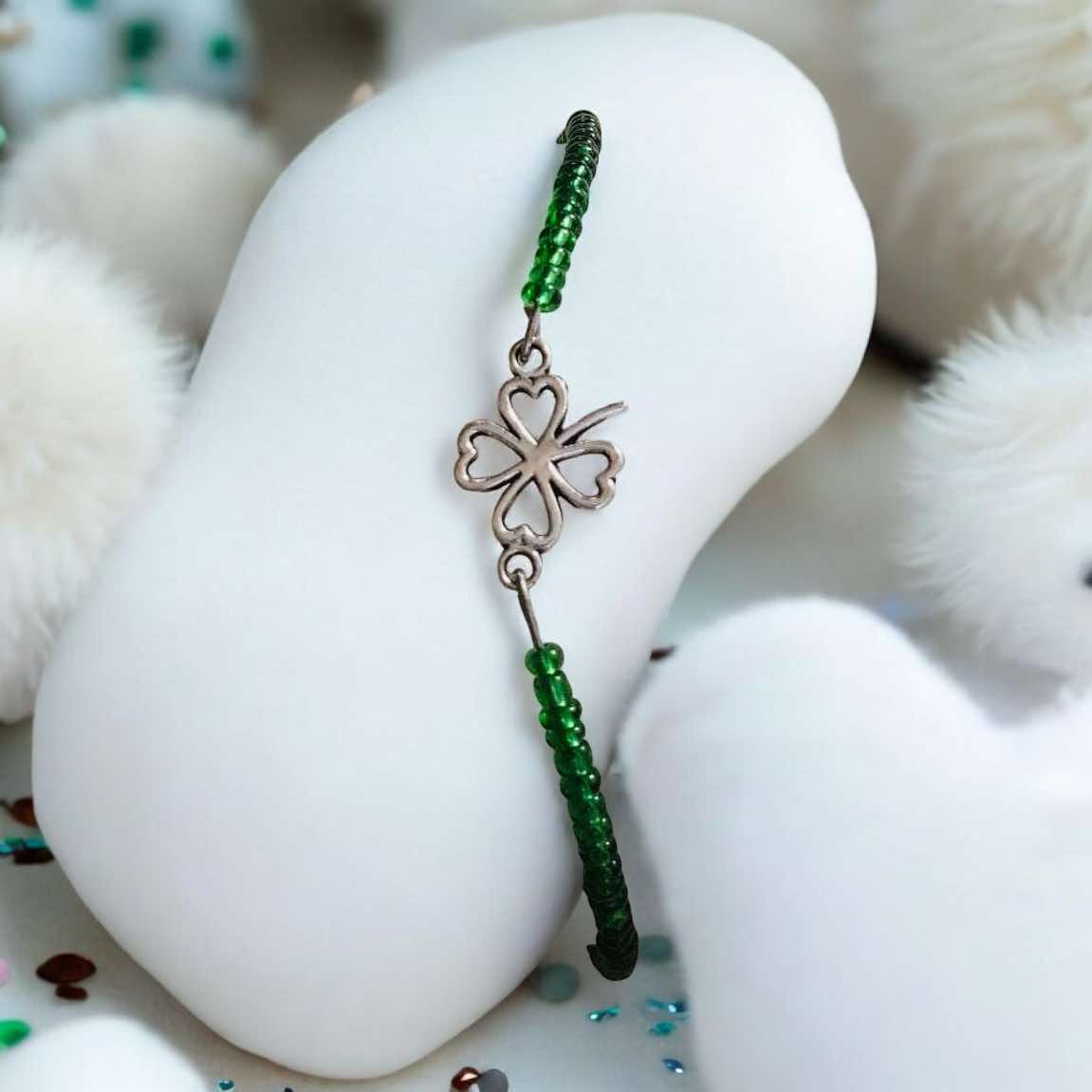 Bracelet with red beads and a pendant in the shape of a four-leaf clover | Beads with a diameter of 3 mm | Surgical steel pendant measuring 1.2 x 1.2 cm HN13