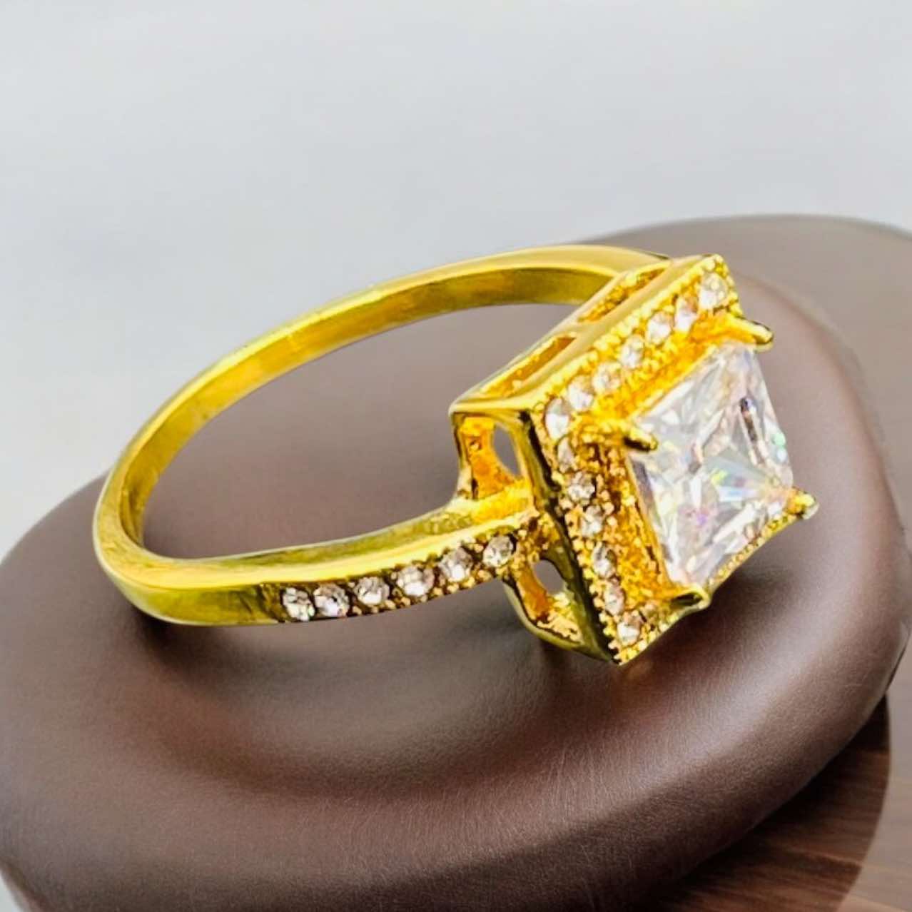 Zlatý prsteň z chirurgickej ocele s výrazným zirkónom a kamienkami prsteň Cubic Bridal P11