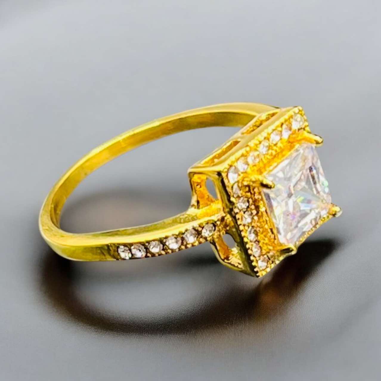 Zlatý prsteň z chirurgickej ocele s výrazným zirkónom a kamienkami prsteň Cubic Bridal P11