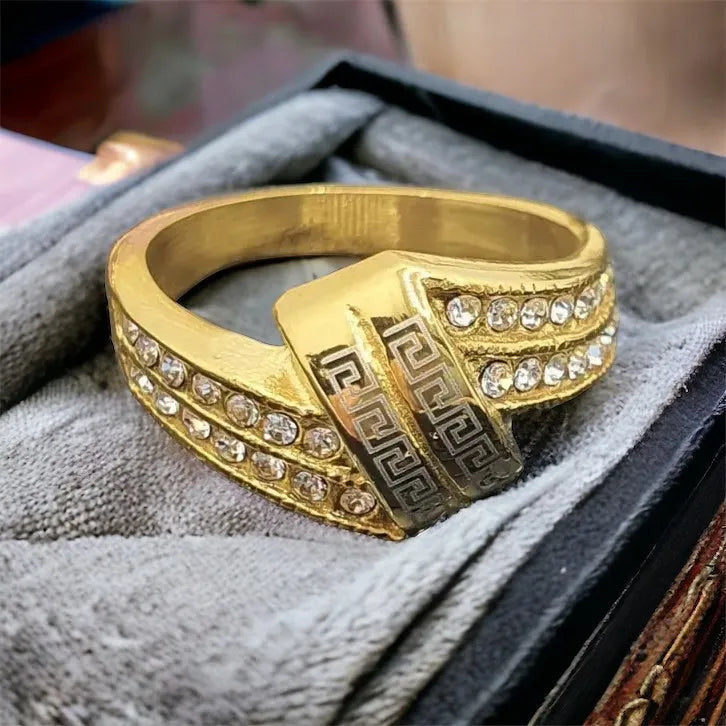 Zlatý prsteň z chirurgickej ocele s ornamentom a bielymi kamienkami prsteň Egypt pletený vykladaný kamienkami 1001913