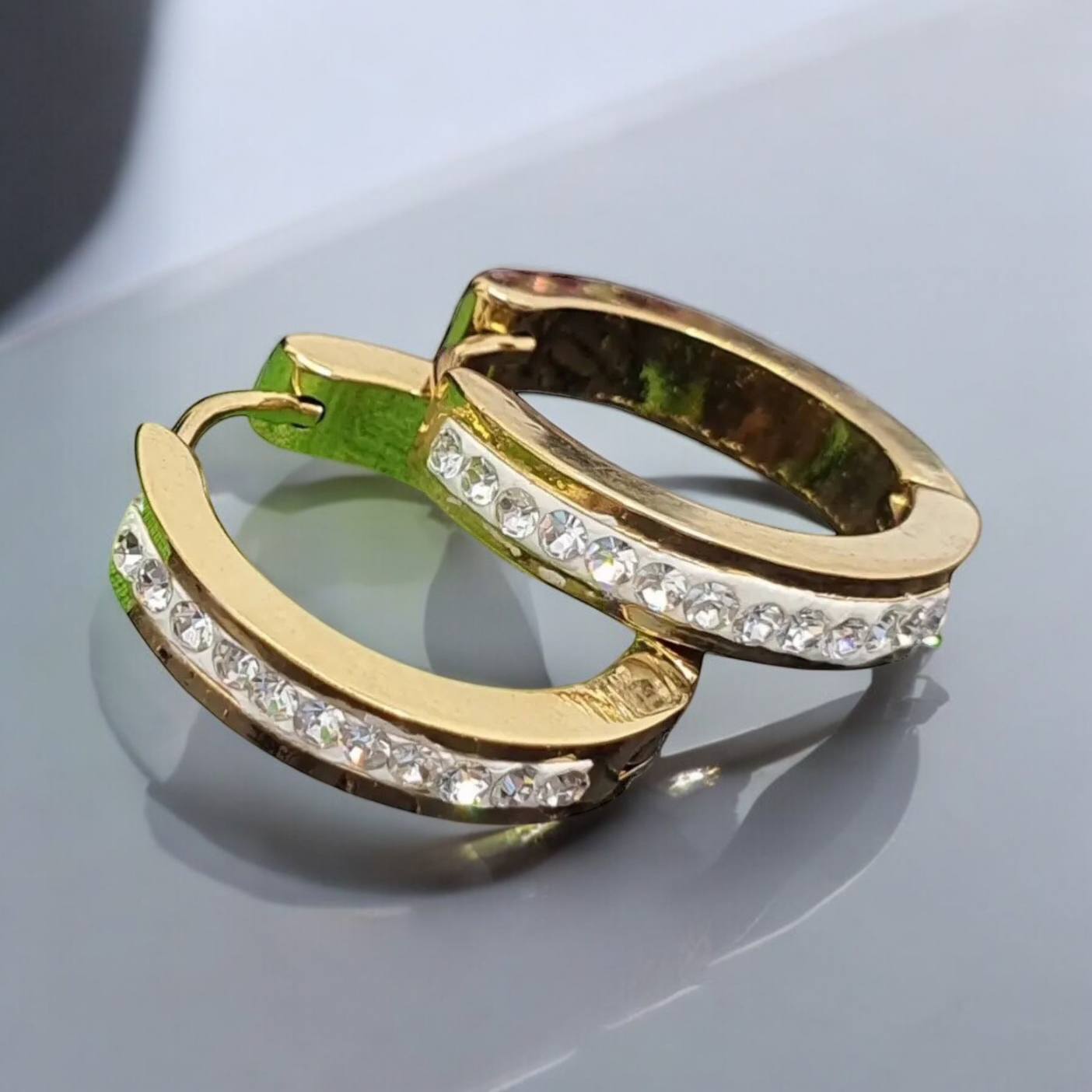 Zlaté náušnice z chirurgickej ocele s kamienkami – elegantný dizajn, priemer 2,3 cm náušnice kruhy vykladané kamienkami v zlatom 1002352