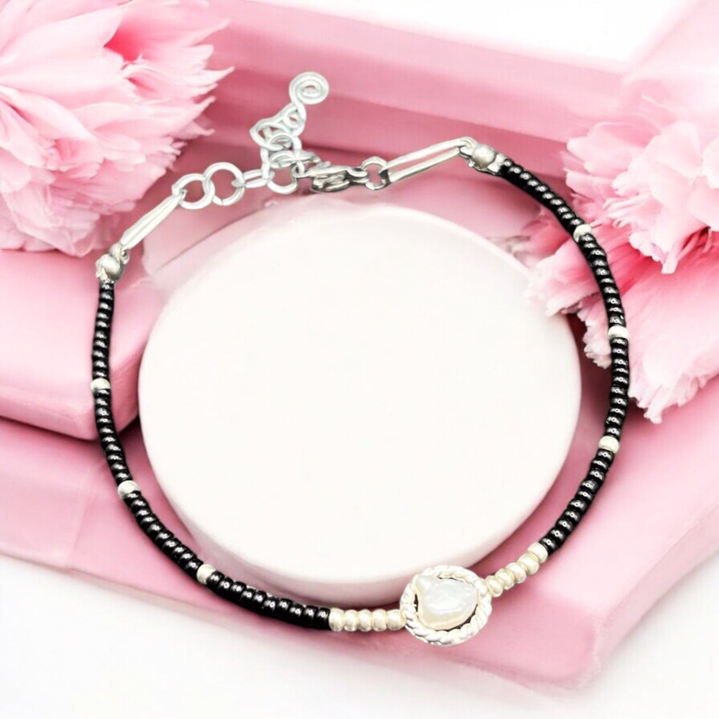 Elegantný náramok s čiernymi korálikmi a bielou riečnou perlou – Harakka Jewls
