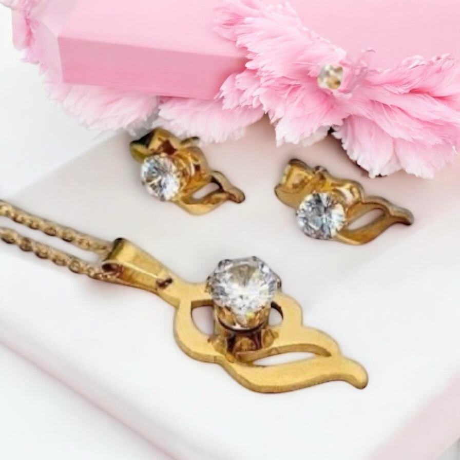 Set Iskra Luny – zlatý prívesok a náušnice s čírym krištáľom, symbol čistoty, svetla a ženskej sily – Harakka Jewls