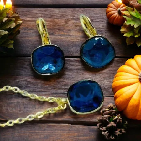 Set Dark Blue S0003 – elegantný zlatý prívesok a náušnice s tmavomodrým kameňom, talizman pokoja, hĺbky a vyváženej elegancie