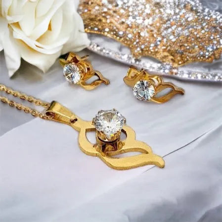 Set Iskra Luny – zlatý prívesok a náušnice s čírym krištáľom, symbol čistoty, svetla a ženskej sily – Harakka Jewls