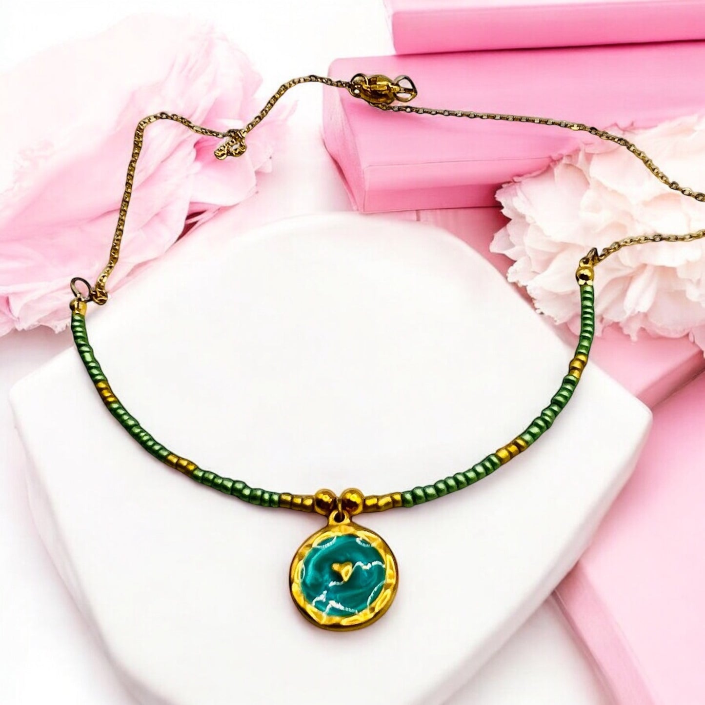 zeleno zlatý náhrdelník s okrúhlym príveskom z chirurgickej ocele