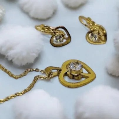 Set Živa – elegantný zlatý prívesok a náušnice s precíznymi zirkónovými detailmi, talizman bohyne života, lásky a večnej obnovy