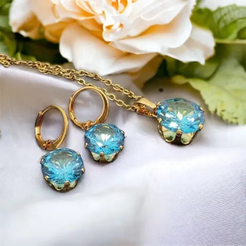 Zlatý set z chirurgickej ocele s modrým kameňom – náhrdelník a visiace náušnice Harakka Jewls