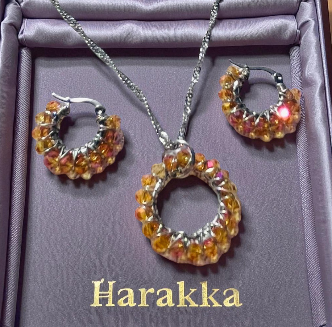 Set Iskrivý Oheň – ručne robené šperky so sklenenými brúsenými korálikmi Harakka Jewls
2. Ohnivé kruhové náušnice so zlatými sklenenými korálikmi
3. Prívesok so symbolom kruhu – Harakka Jewls
4. Elegantný set šperkov v darčekovej krabičke Harakka