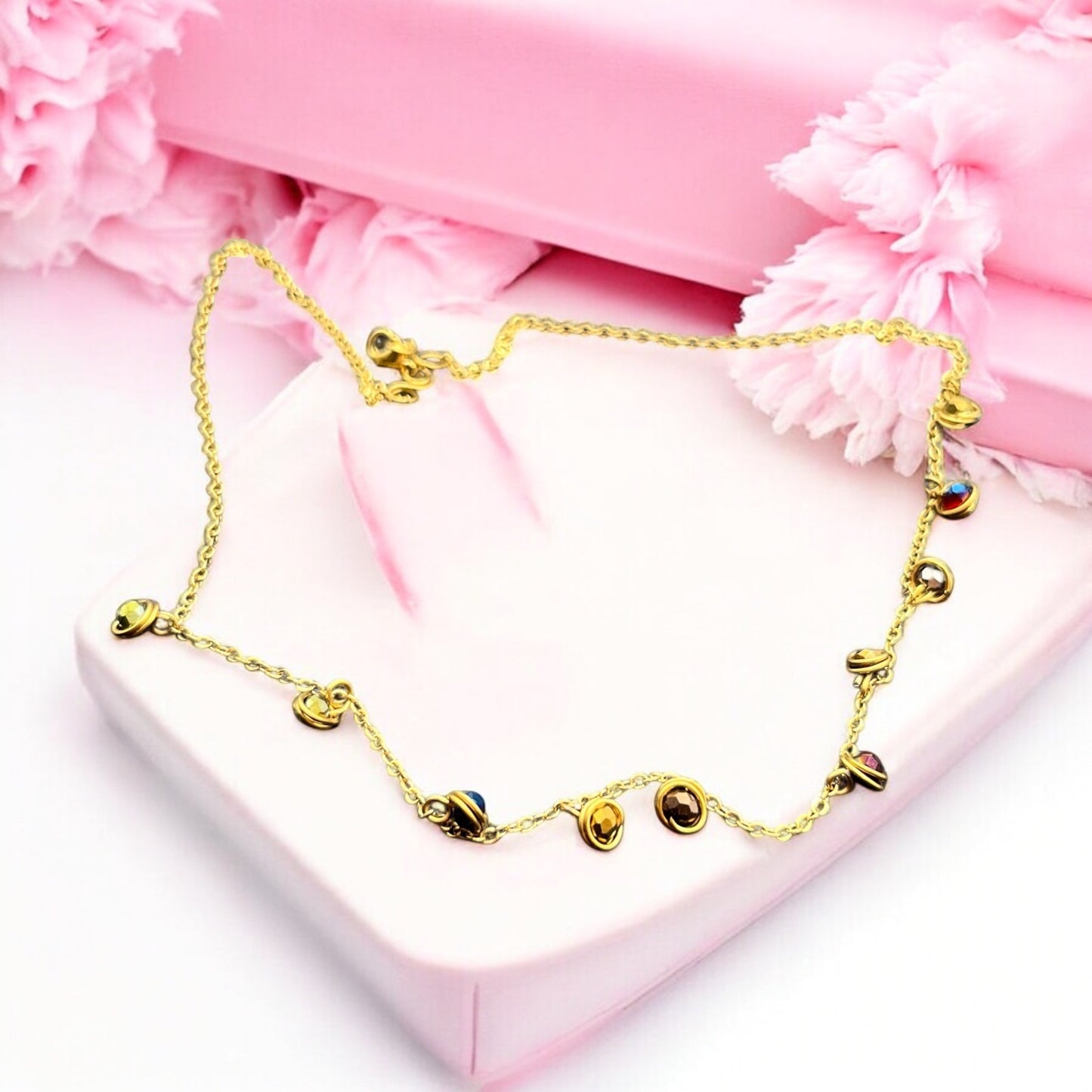 Zlatý náhrdelník z chirurgickej ocele so sklenenými korálkami NH33 – Harakka