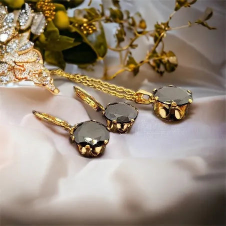 Gold surgical steel set - dangling earrings and pendant with black stones
set with black stones in gold design 1002326