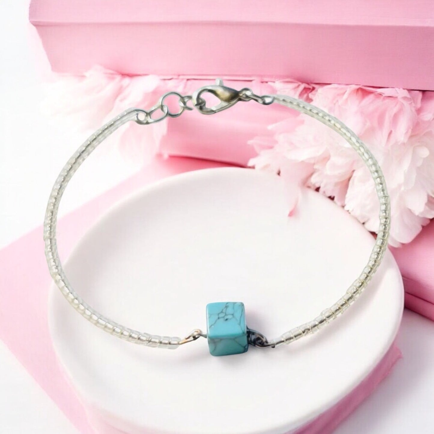 Náramok z bielych korálikov s tyrkysom na pamäťovom drôte – Harakka Jewls