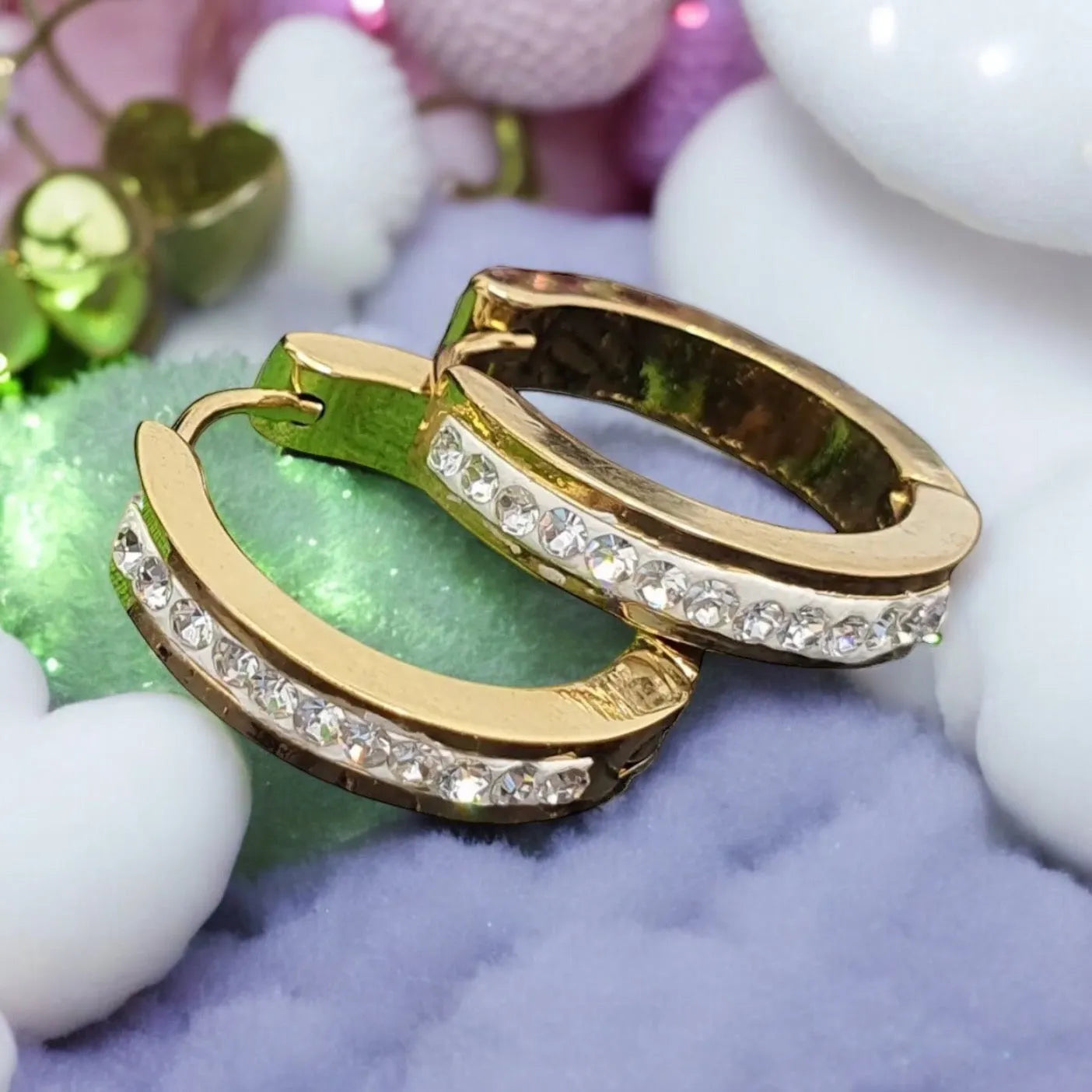 Zlaté náušnice z chirurgickej ocele s kamienkami – elegantný dizajn, priemer 2,3 cm náušnice kruhy vykladané kamienkami v zlatom 1002352