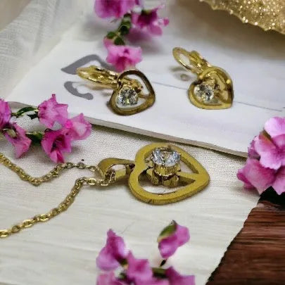 Set Živa – elegantný zlatý prívesok a náušnice s precíznymi zirkónovými detailmi, talizman bohyne života, lásky a večnej obnovy