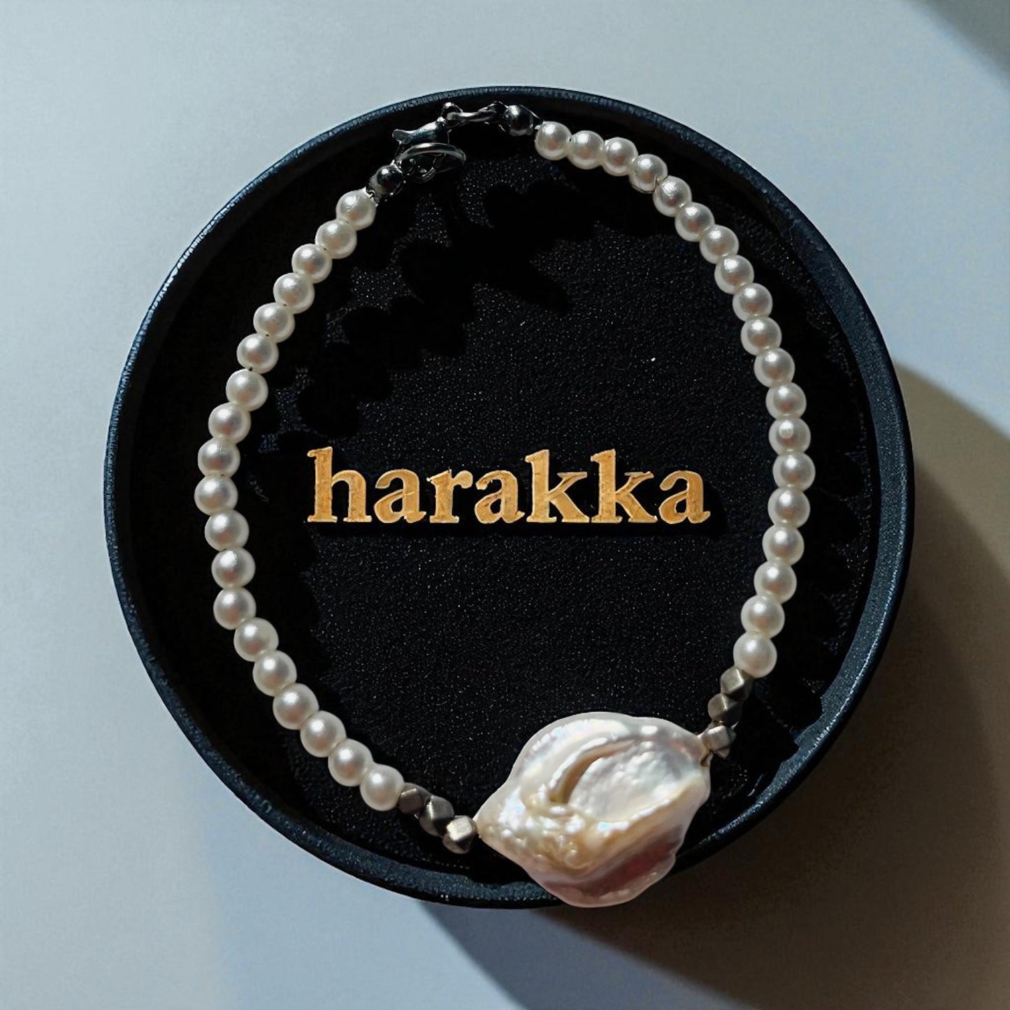 Perlové jazero – ručne robený náramok s riečnou perlou, perleťou a hematitom | Harakka Jewls