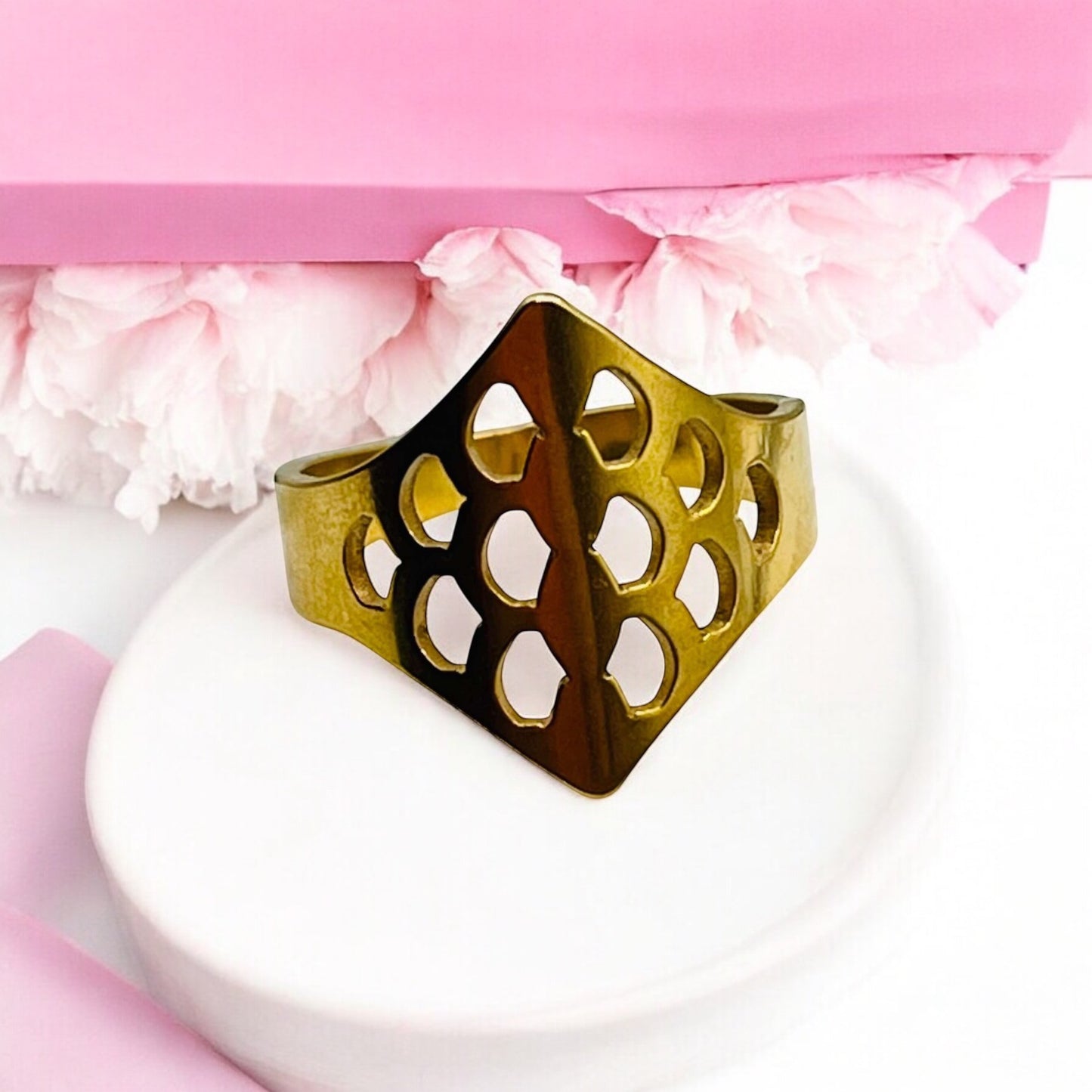 Zlatý prsteň z chirurgickej ocele – moderný dizajn, rozmery 2 x 2 cm HP1