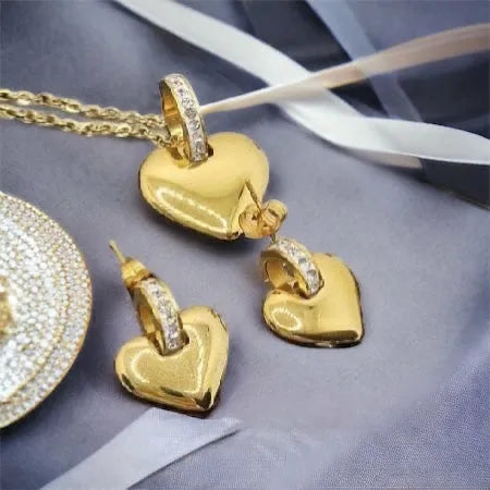 Set Vesna – elegantný zlatý prívesok a náušnice s jagavými kamienkami, talizman bohyni jari, svetla a nových možností