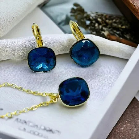 Set Dark Blue S0003 – elegantný zlatý prívesok a náušnice s tmavomodrým kameňom, talizman pokoja, hĺbky a vyváženej elegancie