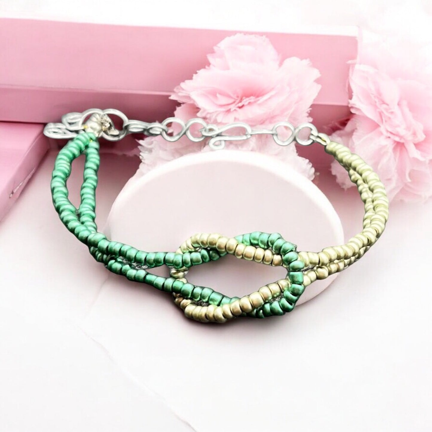 Ručne robený náramok z korálikov v zeleno-zlatej kombinácii – Harakka Jewls