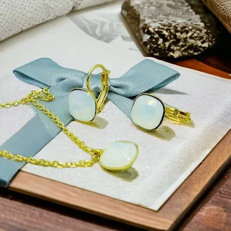 Set White S0001 – elegantný zlatý prívesok a náušnice s bielym kameňom, talizman čistoty, svetla a vyváženej elegancie