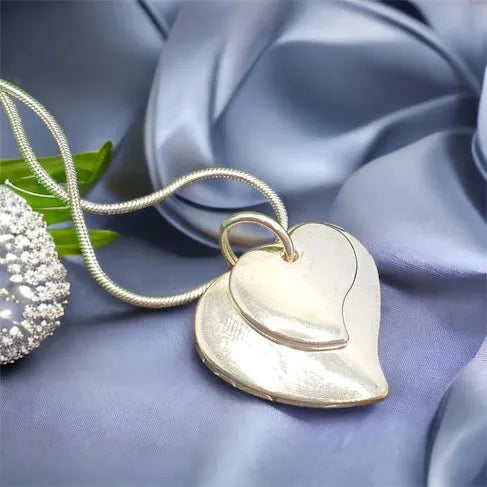 Two Hearts Pendant – Romantic Jewelry in Silver 1000068