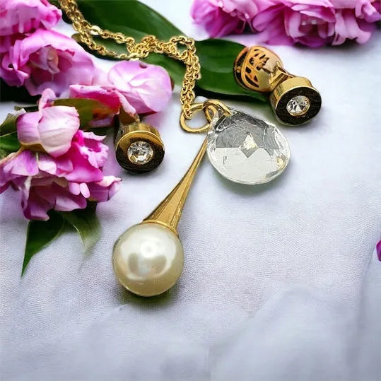 QUEEN set with pearl and stone in gold design 1001352