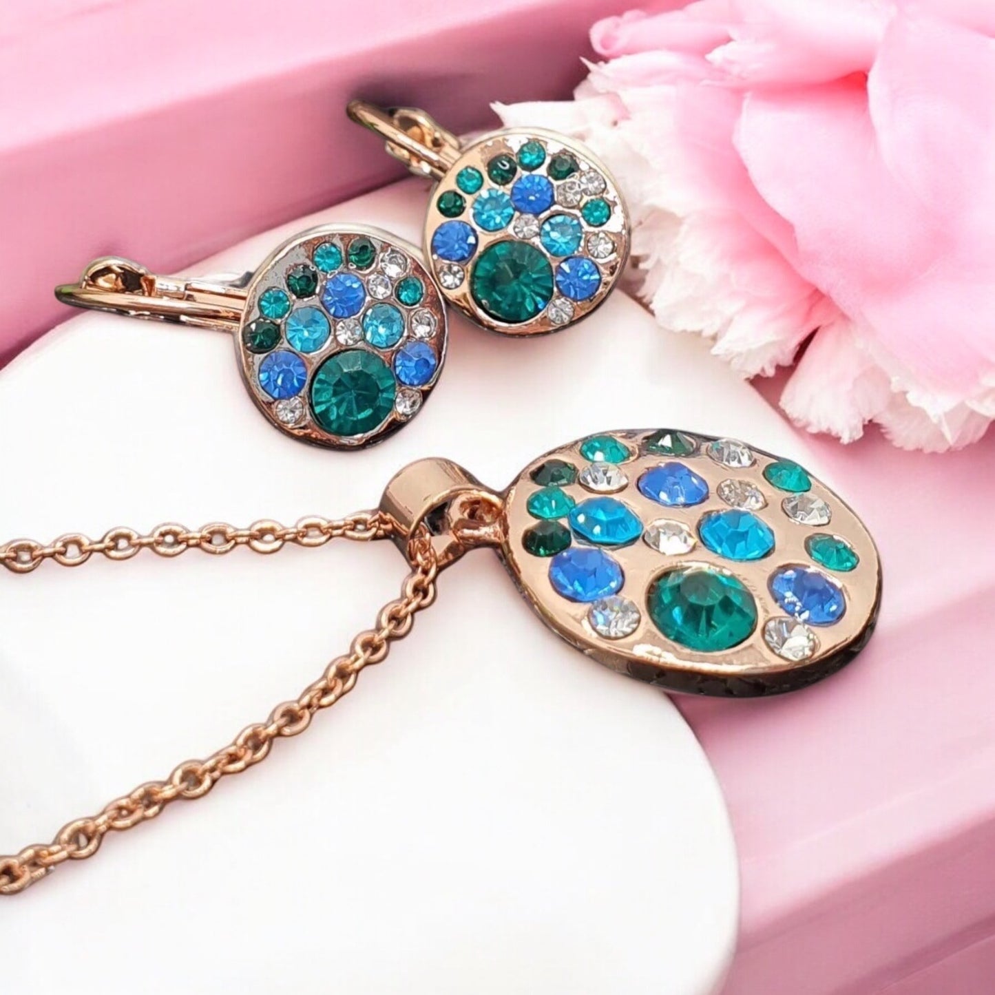 Mystický set Zlatý Kryštál – jemný zlatý prívesok a náušnice s farebnými kamienkami, talizman svetla, pokoja a rovnováhy