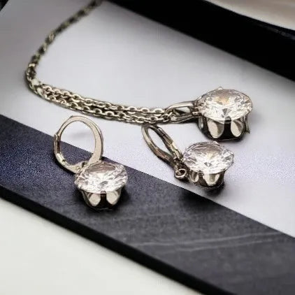 Strieborný set z chirurgickej ocele s bielymi kamienkami – náušnice a prívesok Harakka Jewls