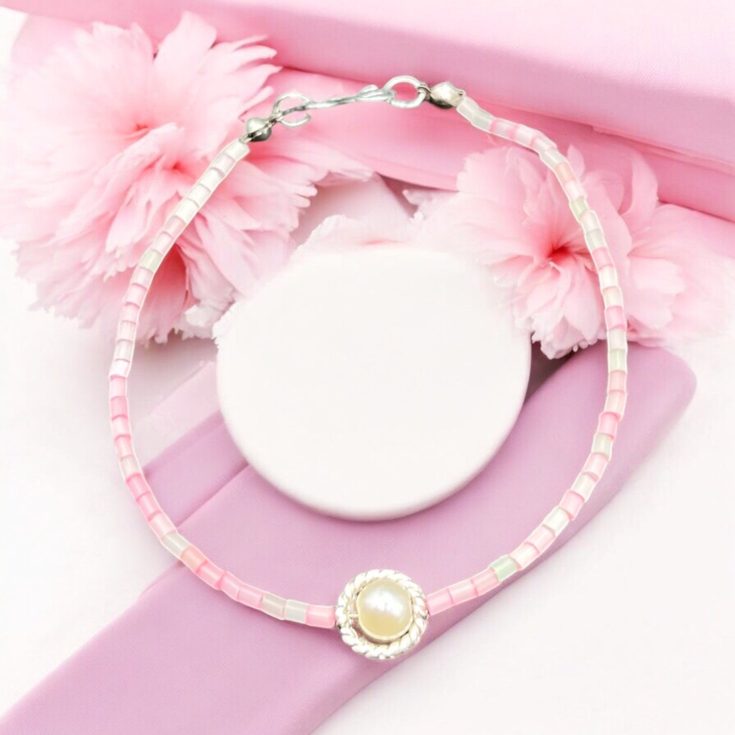 Náramok z ružových korálikov s perleťovou ozdobou – Harakka Jewls