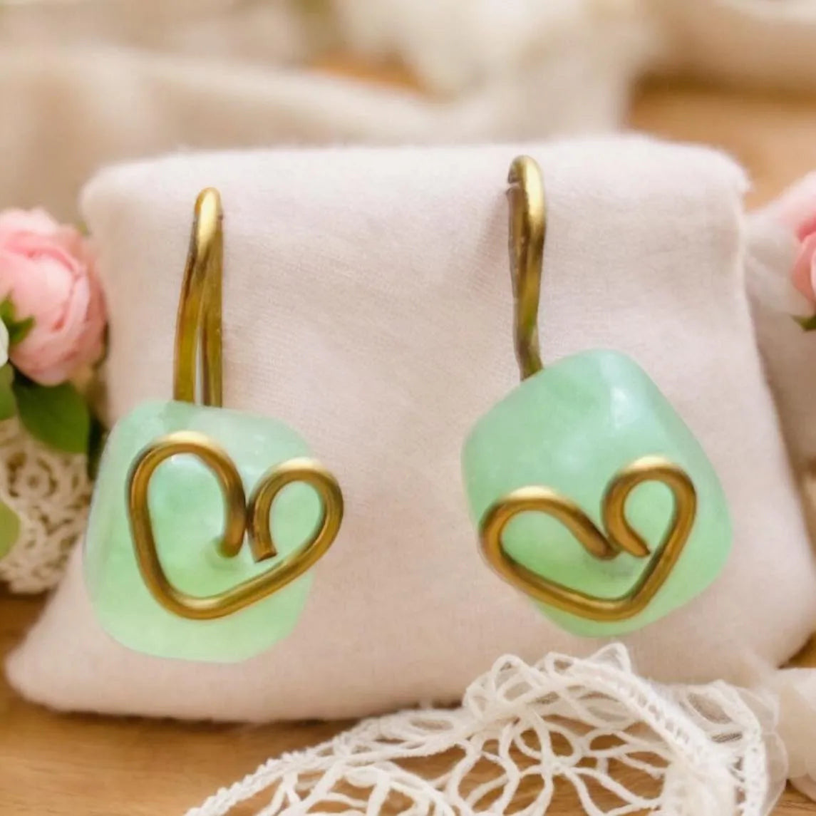 Zlaté náušnice so srdiečkovým ornamentom a peridotom naušnice z peridotu NA04