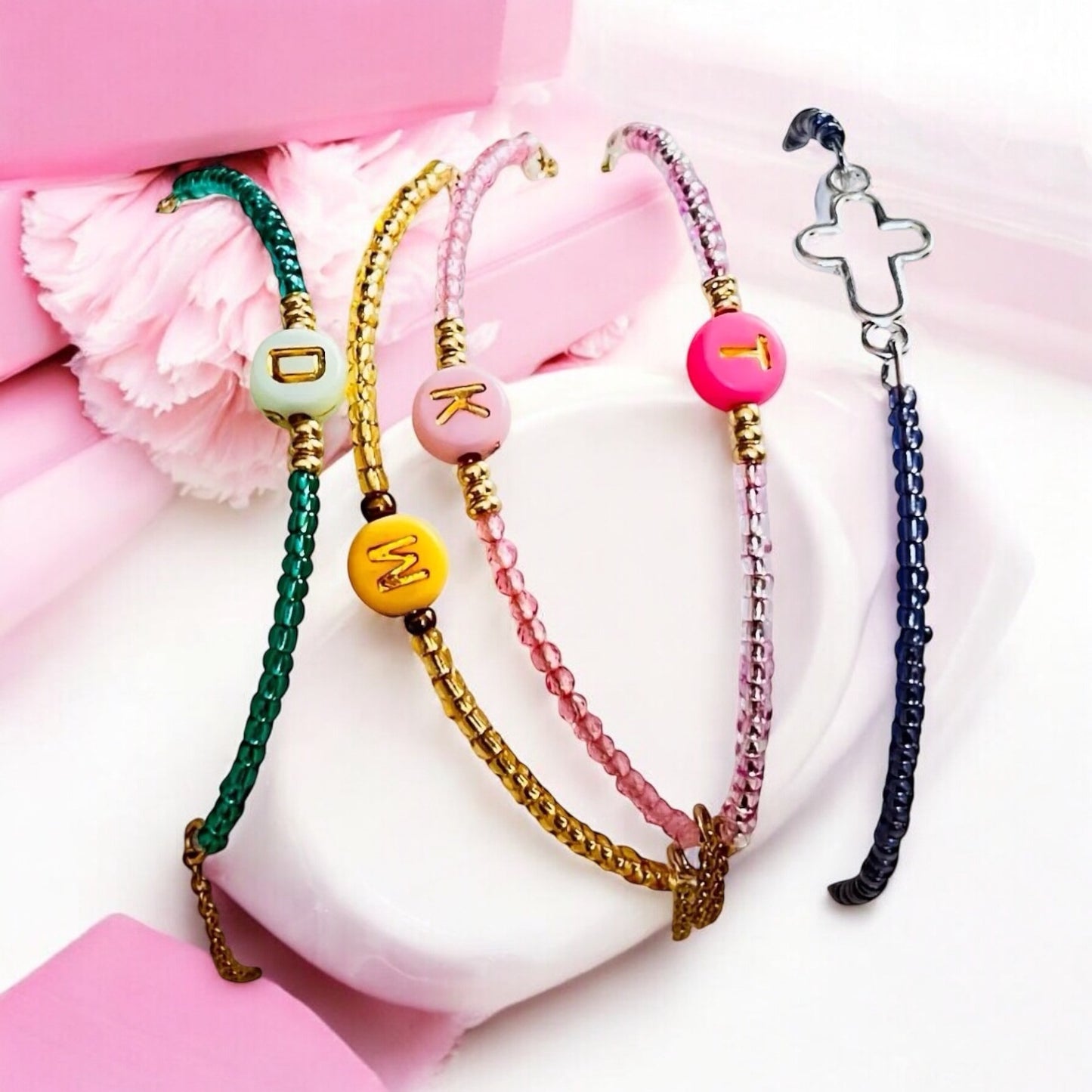 Personalizovaný náramok s písmenami – 18 cm, chirurgická oceľ, pamäťový drôt