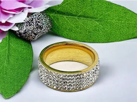 Luxusný široký prsteň z chirurgickej ocele s kamienkami - Zlatý, 0,8 cm 1001444