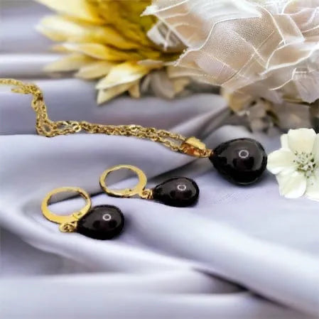 Set Morena – elegantný zlatý prívesok a náušnice s čiernou perlou, talizman bohyni premeny, odvahy a mystického znovuzrodenia
