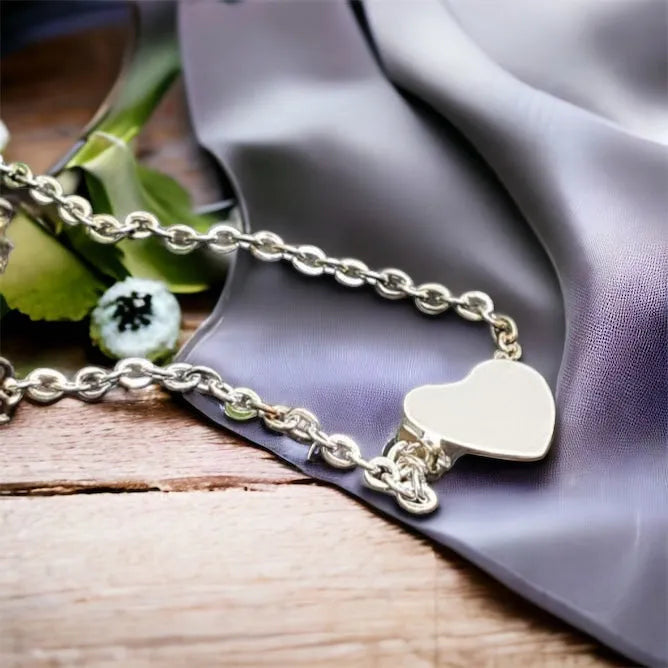 Heart necklace in silver color - Elegant accessory made of surgical steel heart necklace on a silver chain 1000001