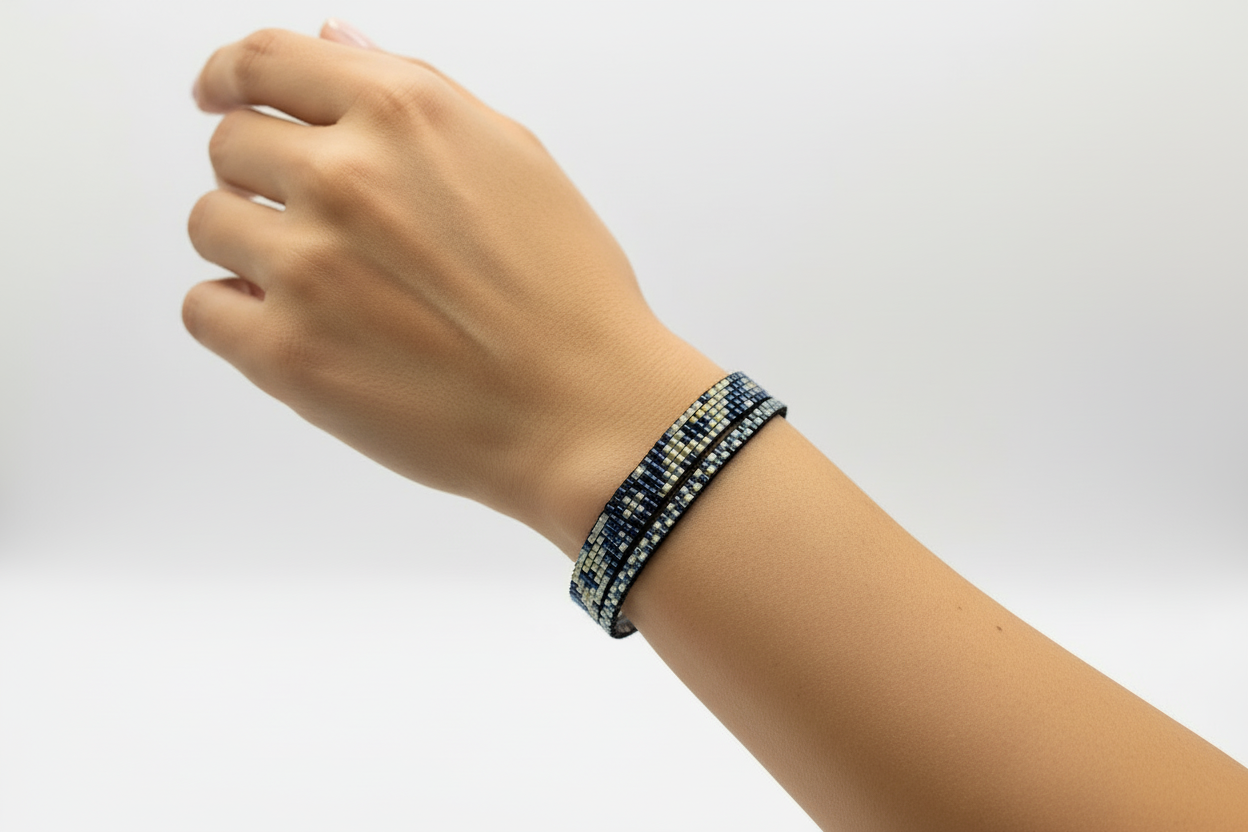 ručně šitý folklórny náramok čierno strieborný Harakka Jewls