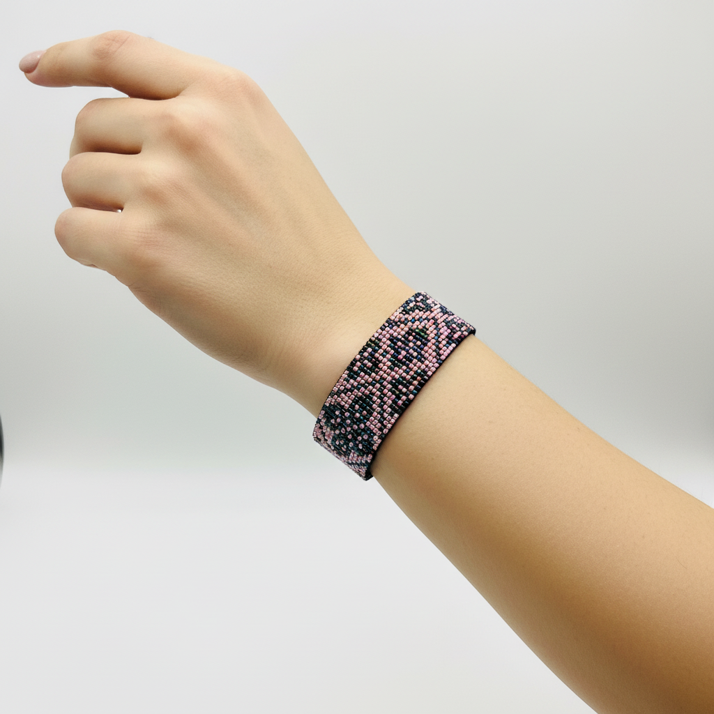 ručné šitý náramok ružovo čierny Harakka Jewls na ruke ženy elegantný šperk