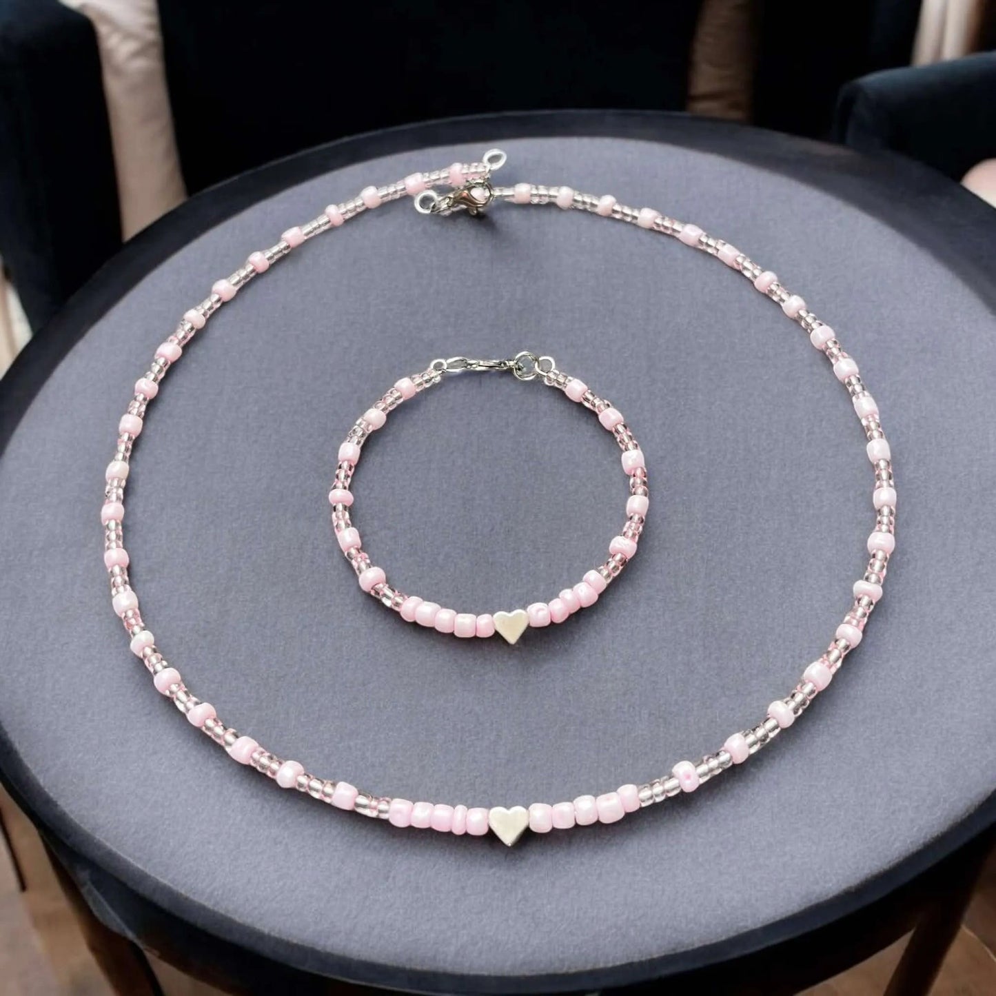 Set Pink SH1 – Mokošin dotyk
Ručne vyrábaná súprava šperkov z ružových sklenených korálok a chirurgickej ocele – náhrdelník a náramok