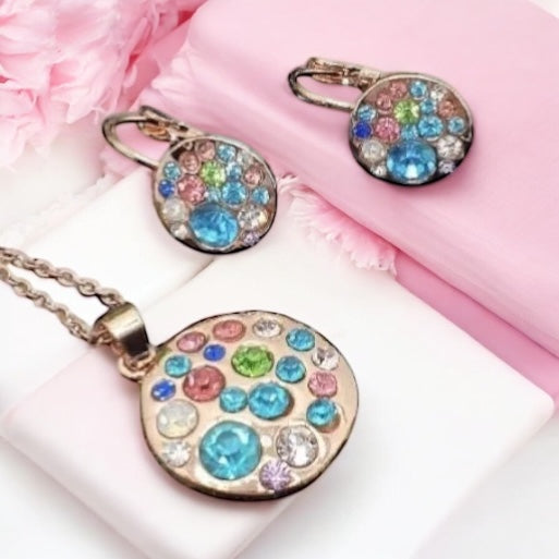 Set Gold Crystal Rose – elegantný ružovozlatý prívesok a náušnice s dúhovými kryštálmi, talizman radosti, sebalásky a žiarivej energie