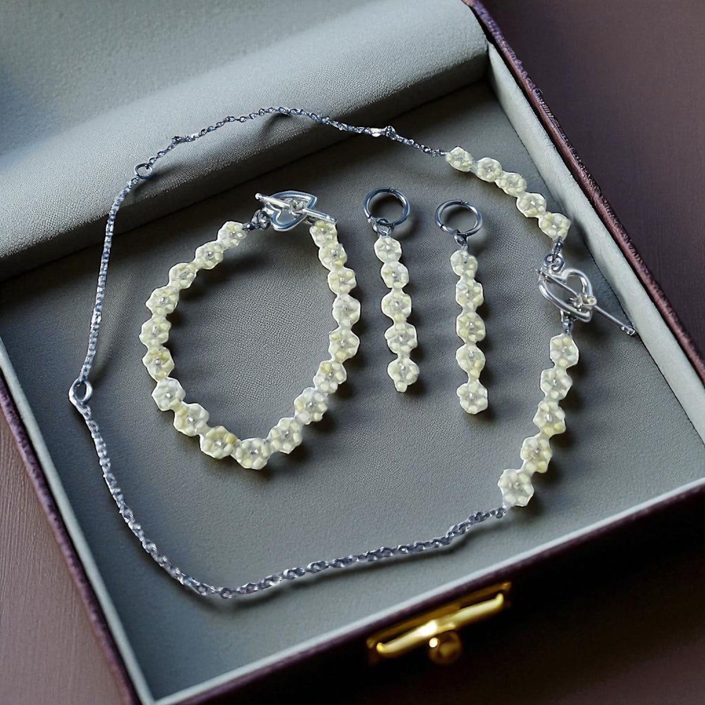 Set Zlaté lúče Dažboga – žlté brúsené koráliky, náhrdelník, náramok a náušnice Harakka Jewls“
„Klenoty Slovanov – set Zlaté lúče s patronátom boha Dažboga“
„Ručne robený žltý set Zlaté lúče – talizman radosti Harakka Jewls“